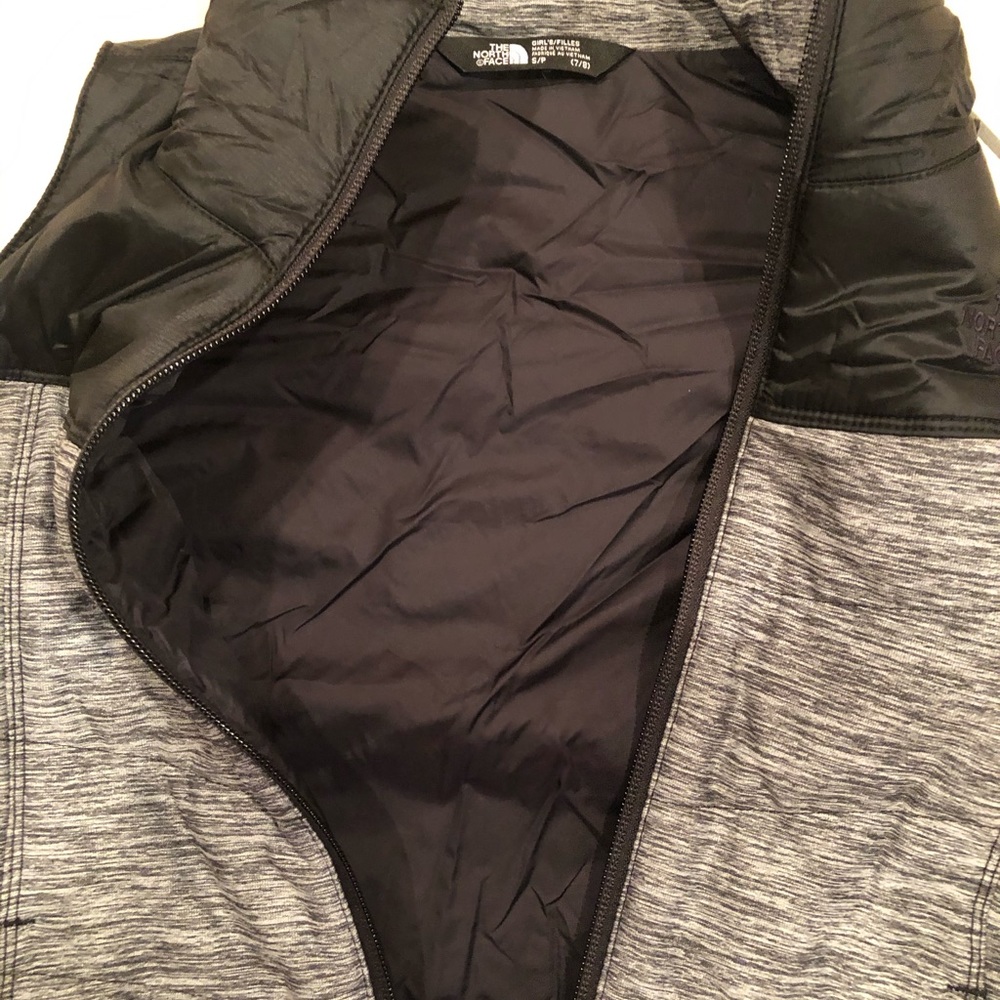 Girls North Face Pseudio Dark Gray Vest NWT $80 - Picture 5 of 7